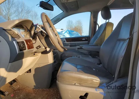 2010 Chrysler Town & Country Touring z USA, uszkodzony, nr VIN 2A4RR5DX6AR193399